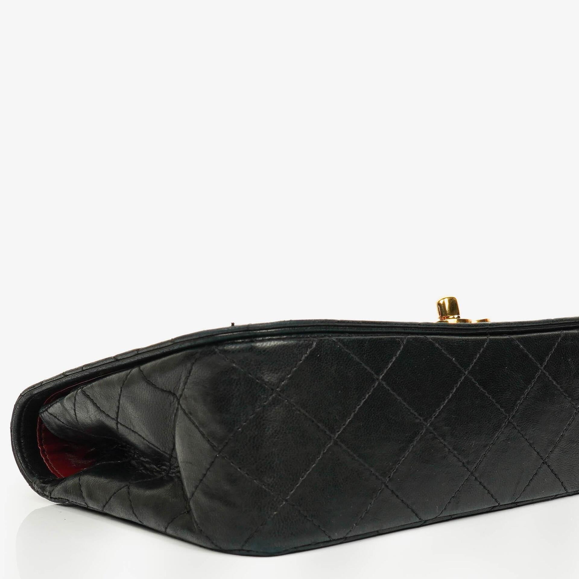 Chanel Vollklappentasche aus schwarzem gestepptem Leder mit 24K vergoldeten Beschlägen