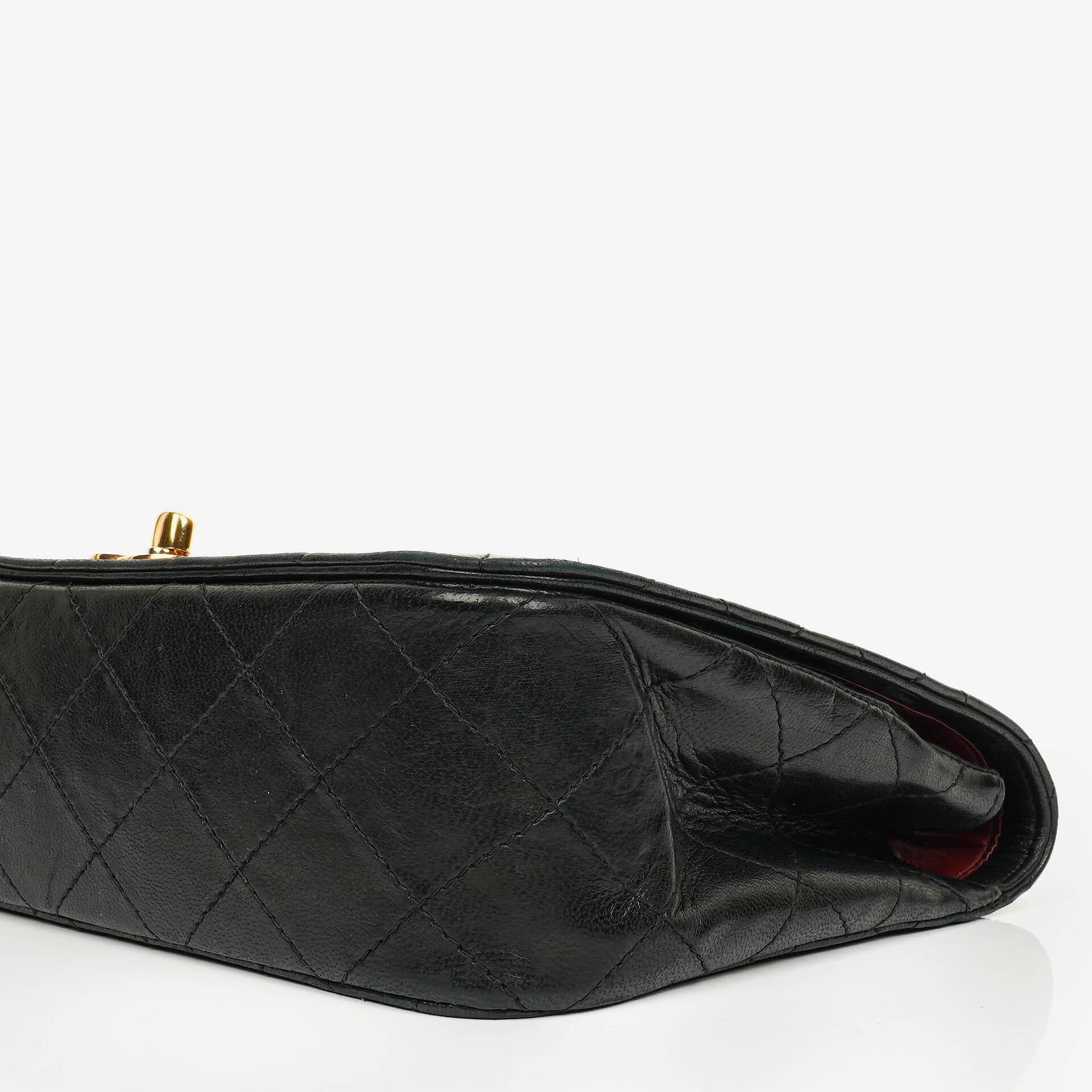Chanel Vollklappentasche aus schwarzem gestepptem Leder mit 24K vergoldeten Beschlägen