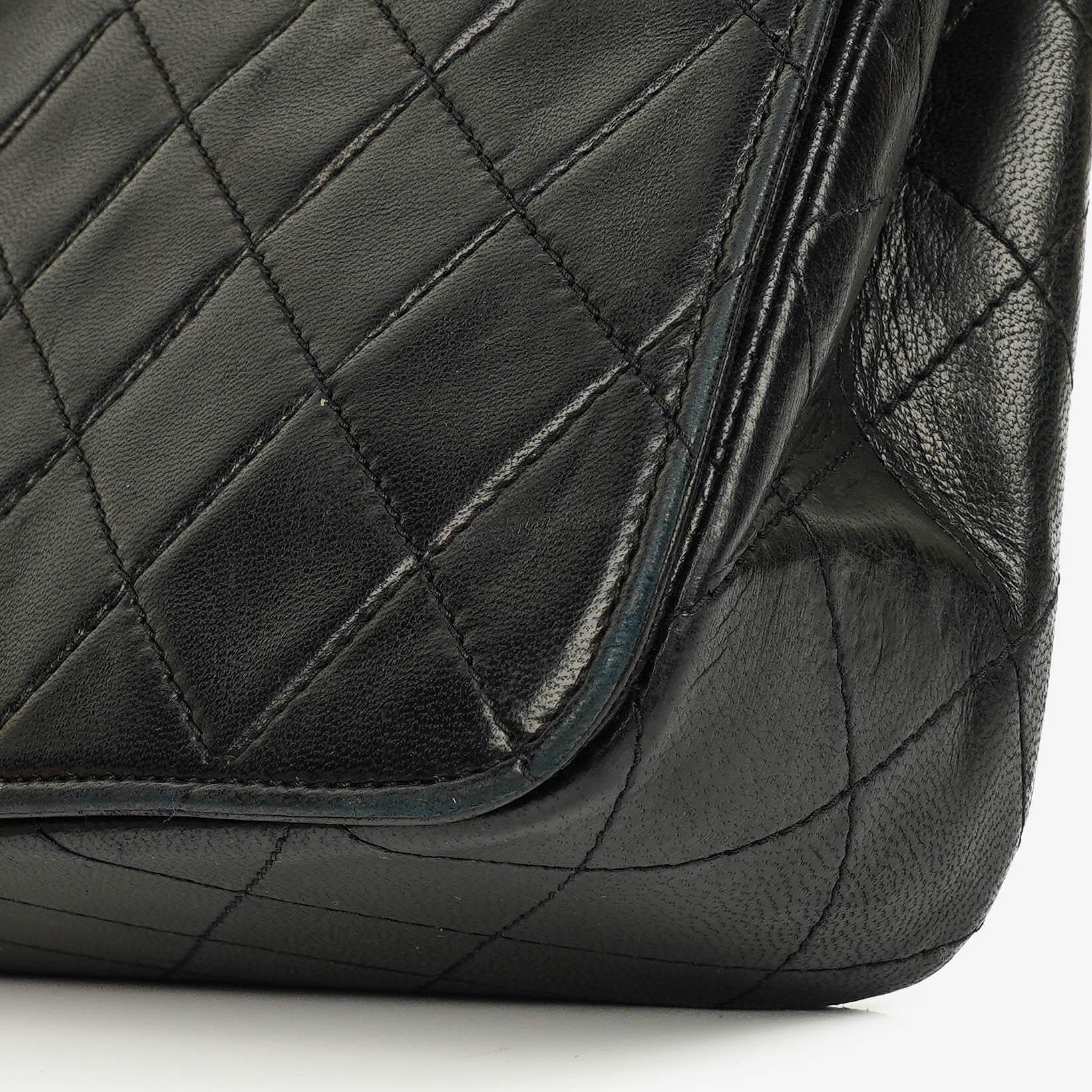 Chanel Vollklappentasche aus schwarzem gestepptem Leder mit 24K vergoldeten Beschlägen