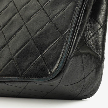 Chanel Vollklappentasche aus schwarzem gestepptem Leder mit 24K vergoldeten Beschlägen