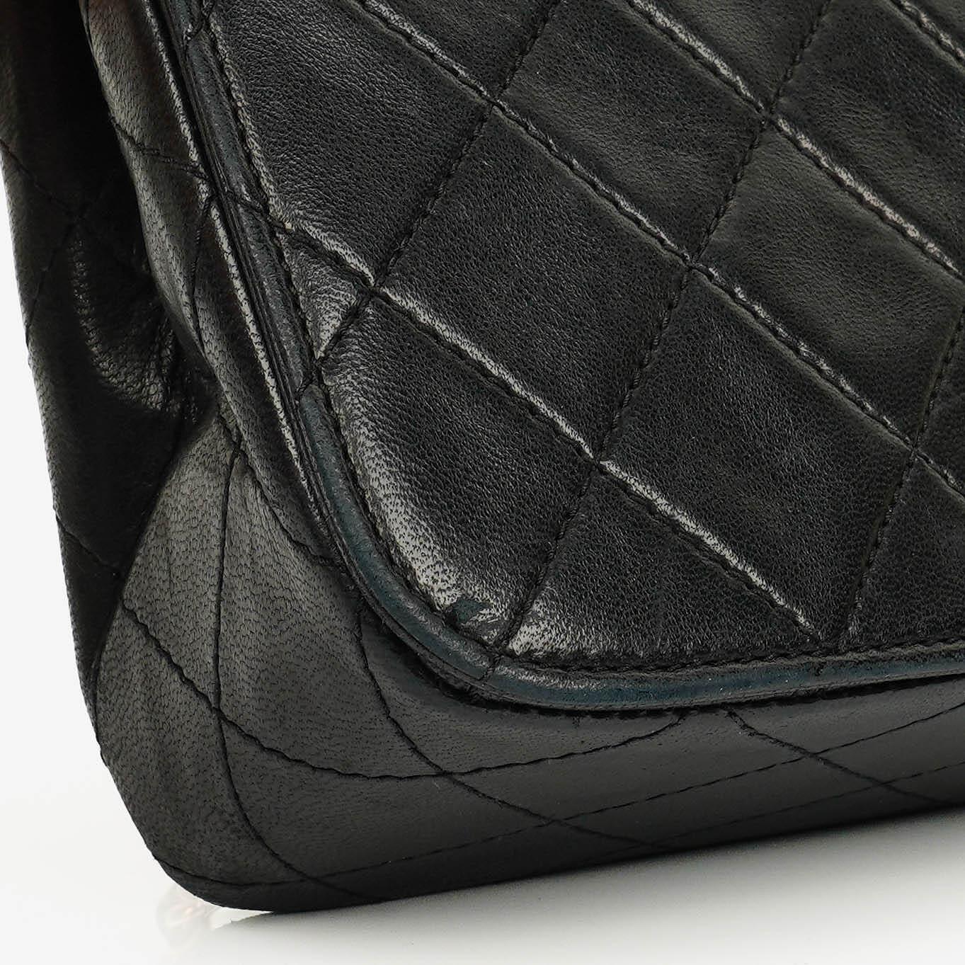 Chanel Vollklappentasche aus schwarzem gestepptem Leder mit 24K vergoldeten Beschlägen