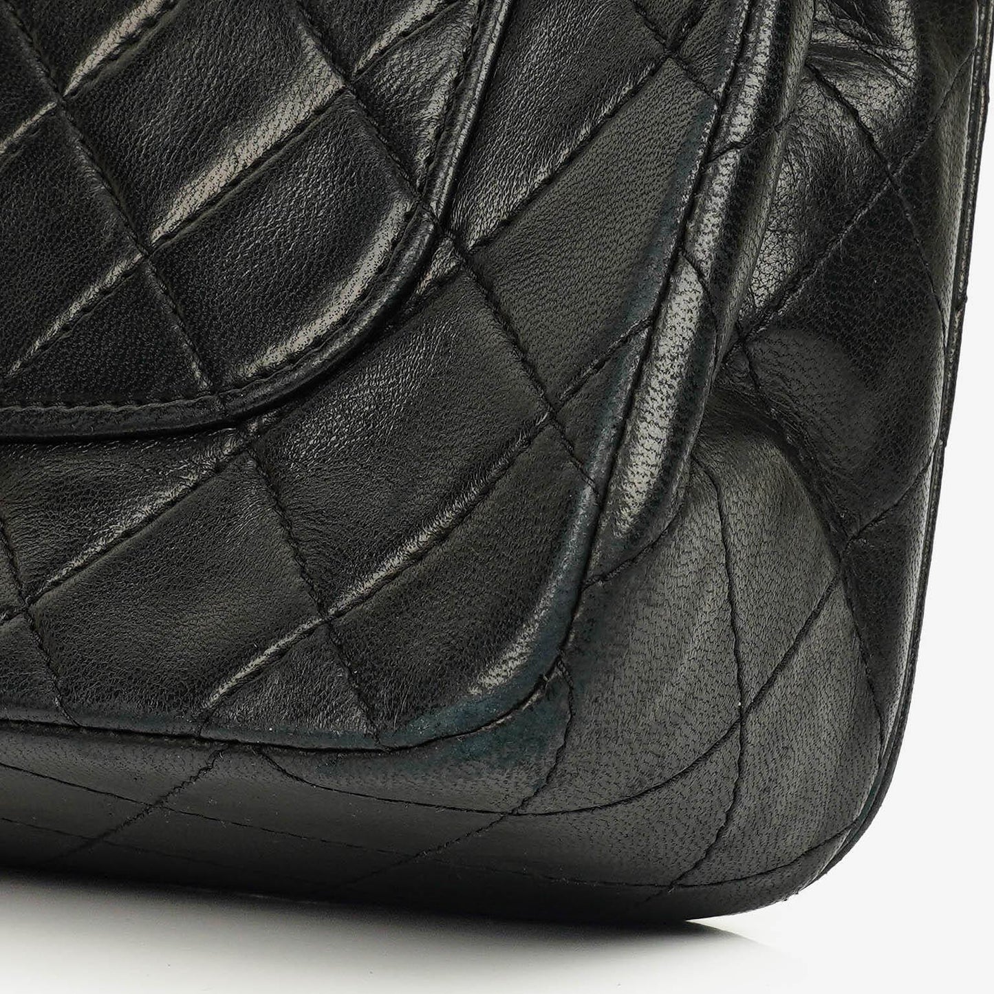 Chanel Vollklappentasche aus schwarzem gestepptem Leder mit 24K vergoldeten Beschlägen