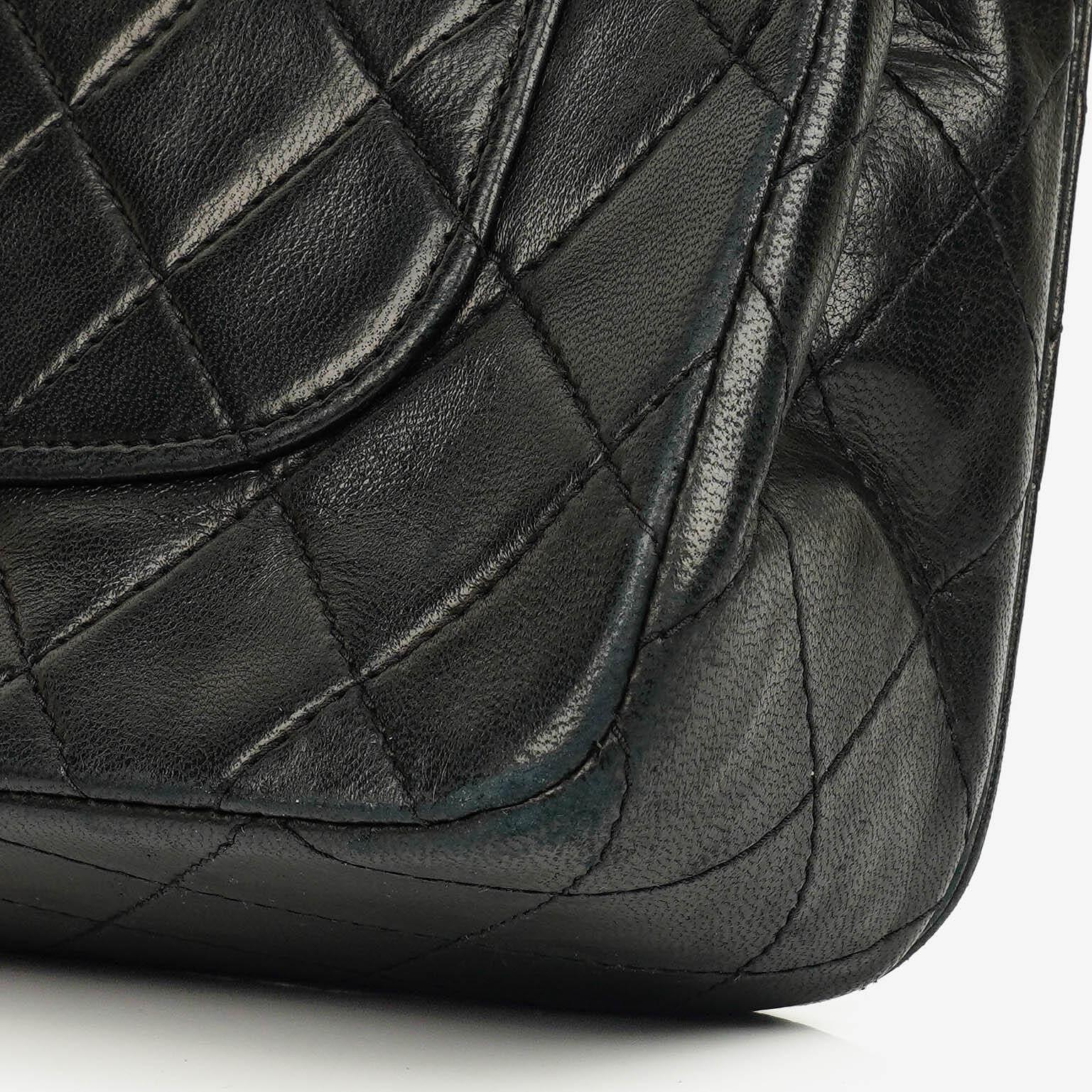 Chanel Vollklappentasche aus schwarzem gestepptem Leder mit 24K vergoldeten Beschlägen