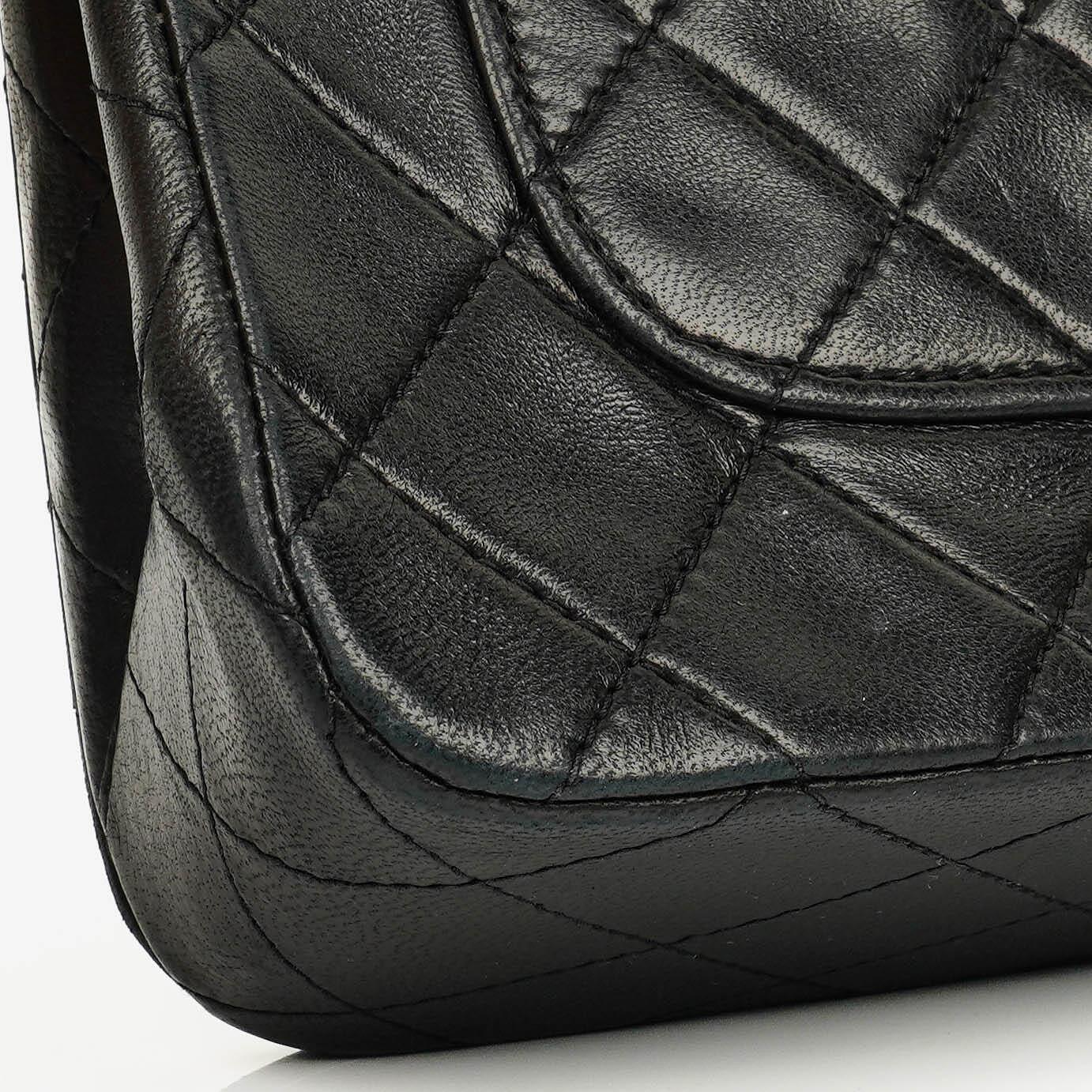 Chanel Vollklappentasche aus schwarzem gestepptem Leder mit 24K vergoldeten Beschlägen