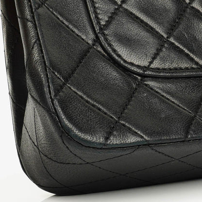 Chanel Vollklappentasche aus schwarzem gestepptem Leder mit 24K vergoldeten Beschlägen