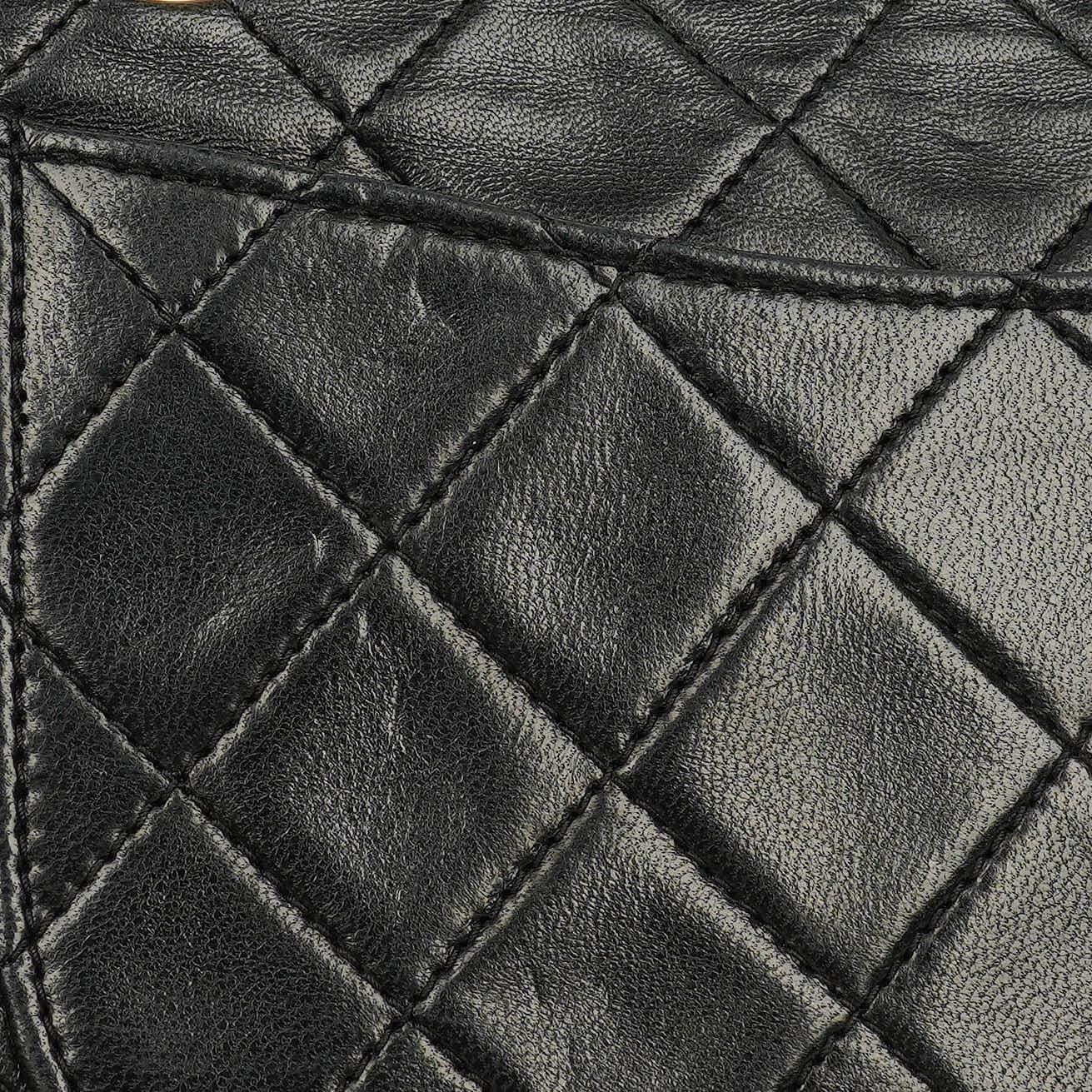 Chanel Vollklappentasche aus schwarzem gestepptem Leder mit 24K vergoldeten Beschlägen