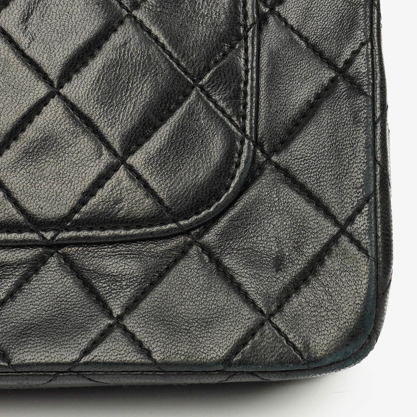 Chanel Vollklappentasche aus schwarzem gestepptem Leder mit 24K vergoldeten Beschlägen