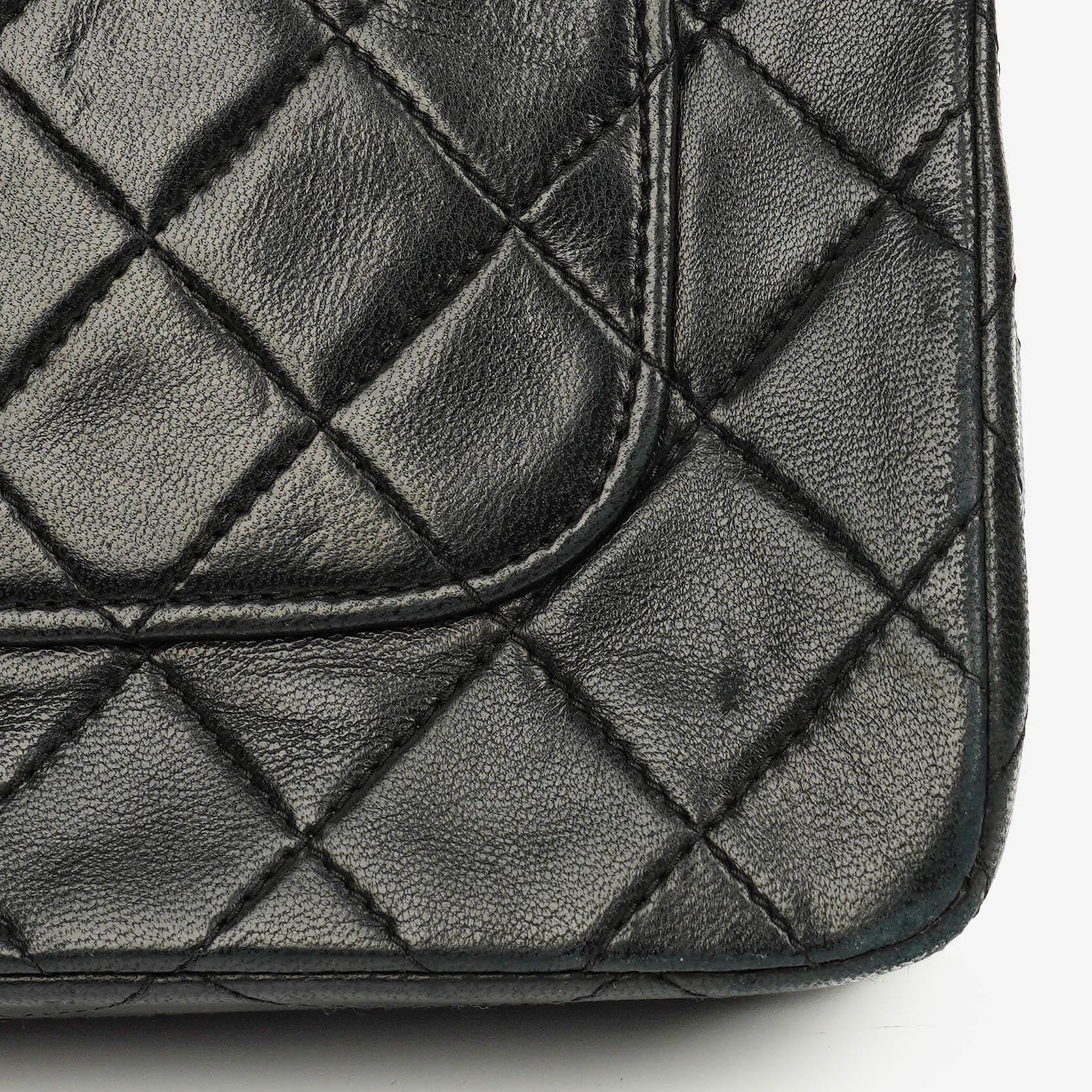 Chanel Vollklappentasche aus schwarzem gestepptem Leder mit 24K vergoldeten Beschlägen