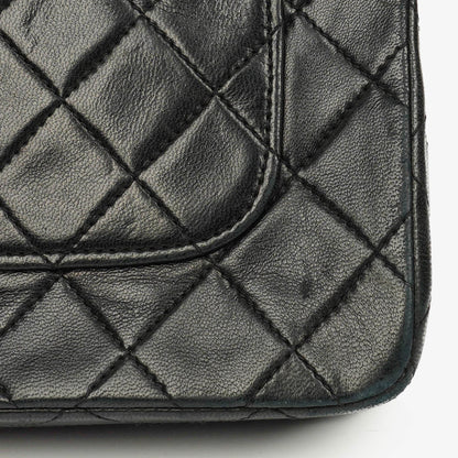 Chanel Vollklappentasche aus schwarzem gestepptem Leder mit 24K vergoldeten Beschlägen