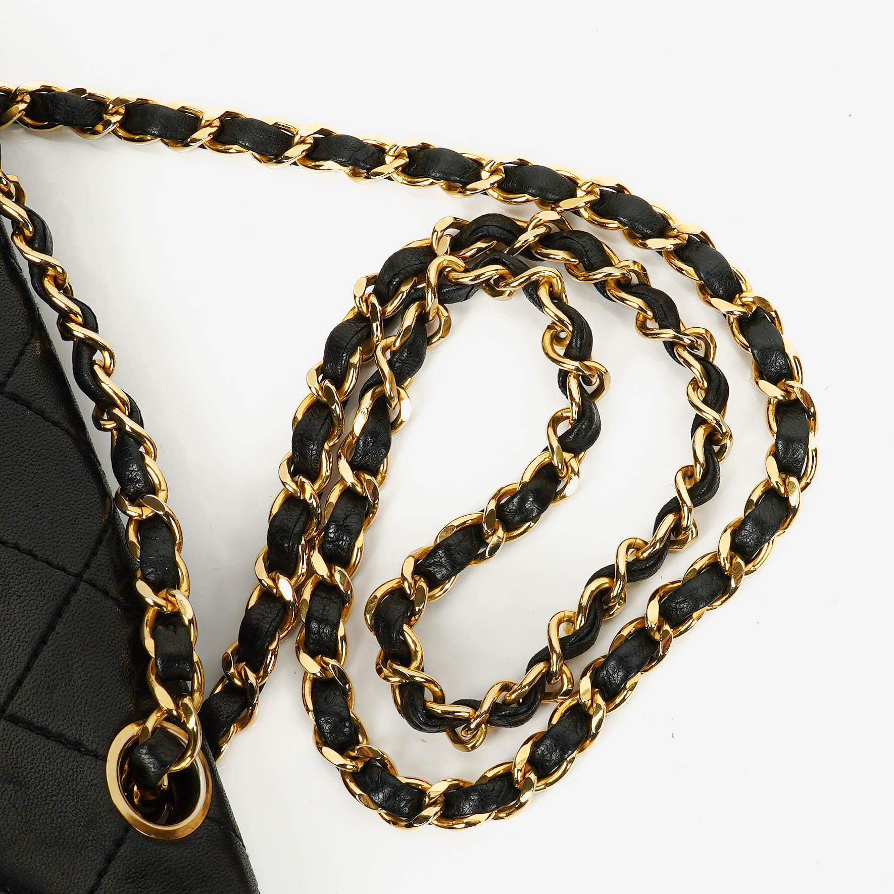 Chanel Vollklappentasche aus schwarzem gestepptem Leder mit 24K vergoldeten Beschlägen