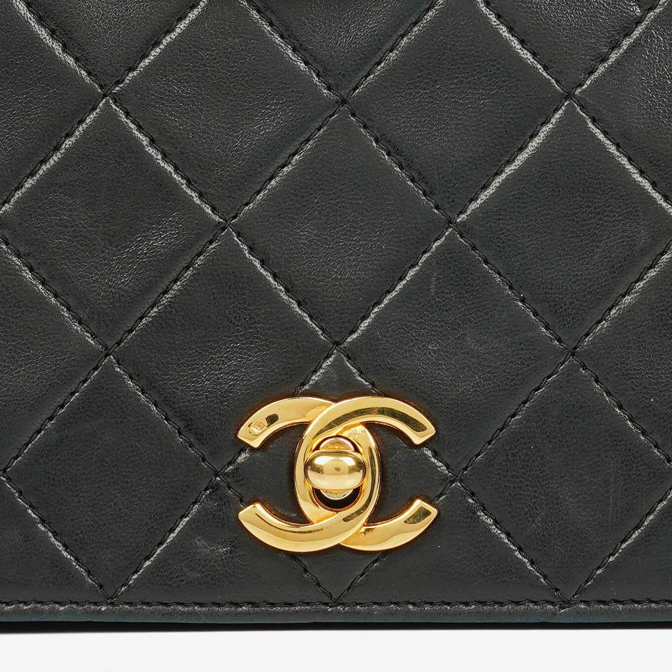 Chanel Vollklappentasche aus schwarzem gestepptem Leder mit 24K vergoldeten Beschlägen