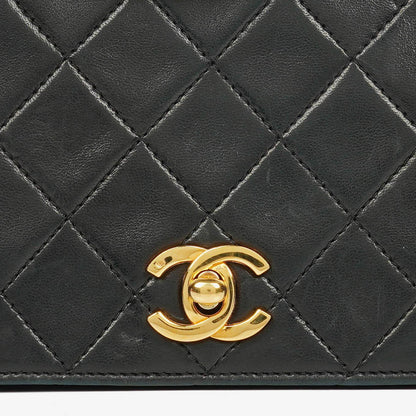 Chanel Vollklappentasche aus schwarzem gestepptem Leder mit 24K vergoldeten Beschlägen