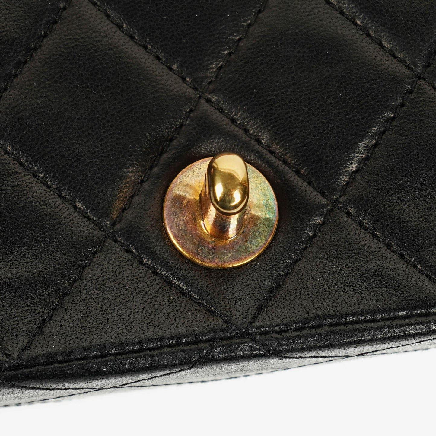 Chanel Vollklappentasche aus schwarzem gestepptem Leder mit 24K vergoldeten Beschlägen