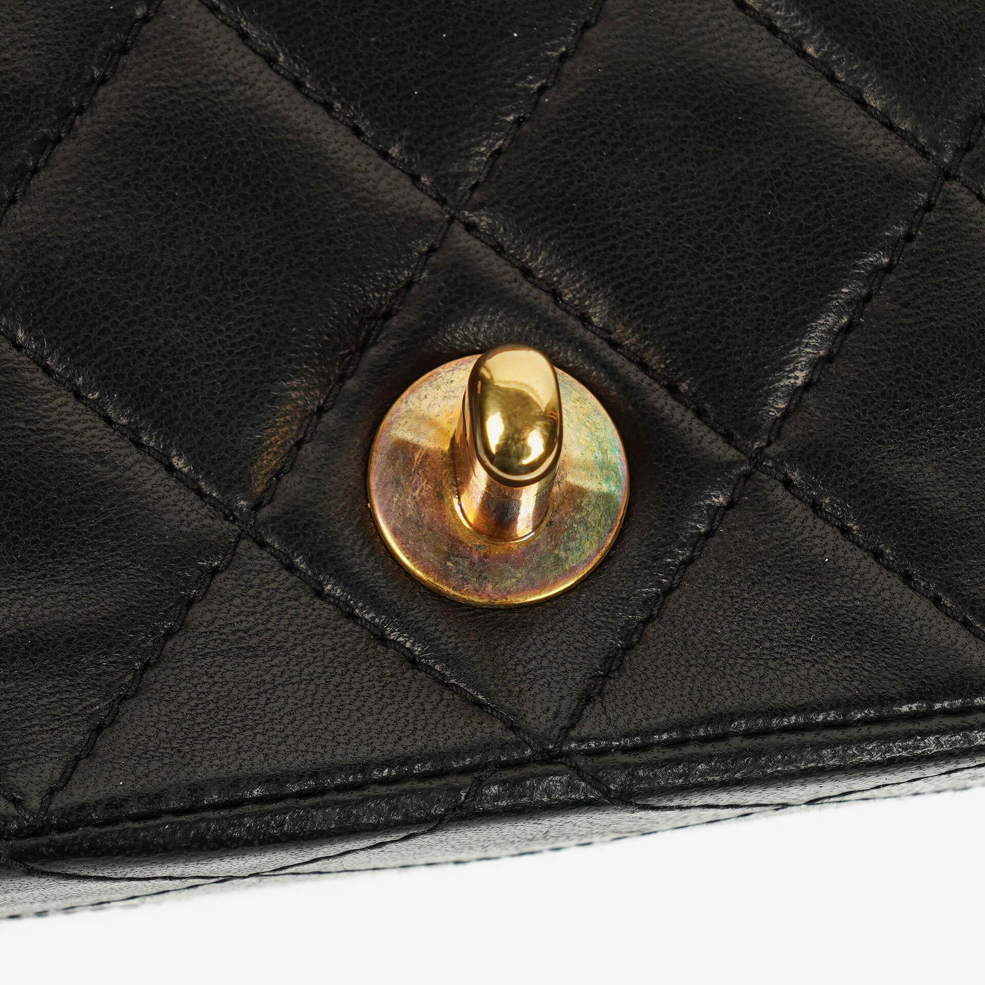 Chanel Vollklappentasche aus schwarzem gestepptem Leder mit 24K vergoldeten Beschlägen