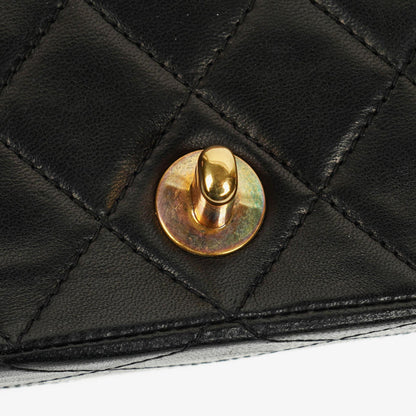 Chanel Vollklappentasche aus schwarzem gestepptem Leder mit 24K vergoldeten Beschlägen