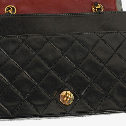 Chanel Vollklappentasche aus schwarzem gestepptem Leder mit 24K vergoldeten Beschlägen
