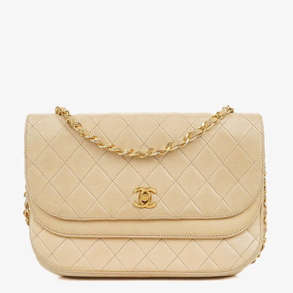 Chanel Classic Halbmond Double Flap Tasche aus beigem gestepptem Lammleder mit 24K vergoldeten Beschlägen