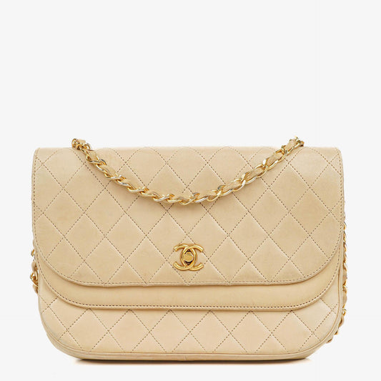 Chanel Classic Halbmond Double Flap Tasche aus beigem gestepptem Lammleder mit 24K vergoldeten Beschlägen