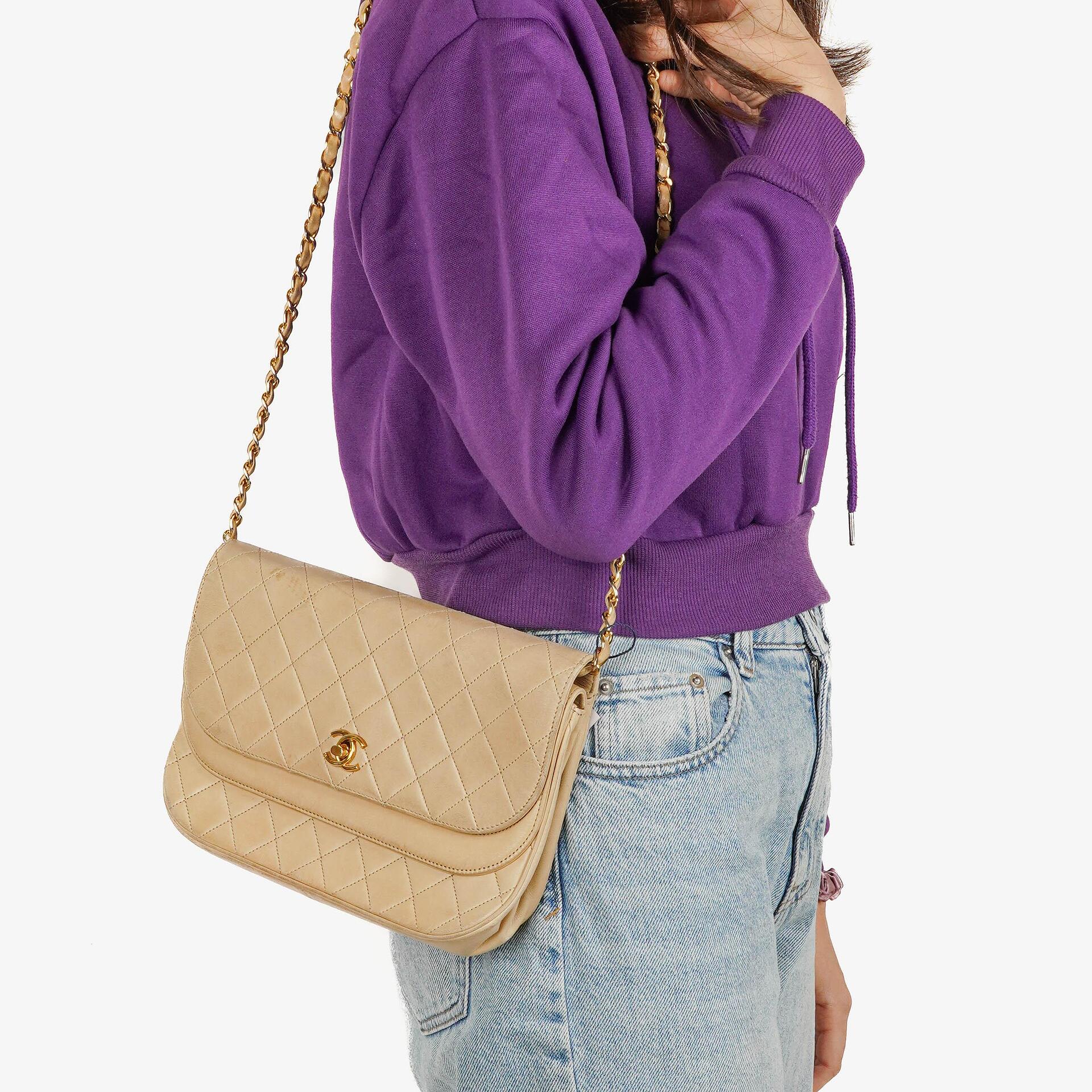 Chanel Classic Halbmond Double Flap Tasche aus beigem gestepptem Lammleder mit 24K vergoldeten Beschlägen