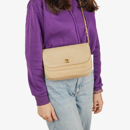 Chanel Classic Halbmond Double Flap Tasche aus beigem gestepptem Lammleder mit 24K vergoldeten Beschlägen