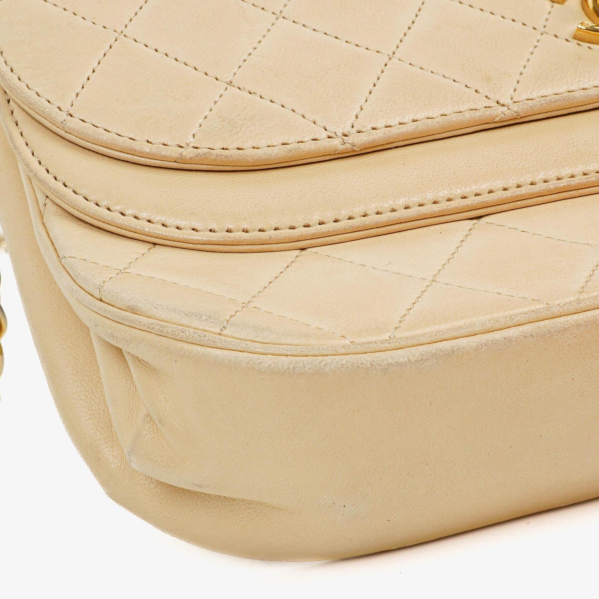 Chanel Classic Halbmond Double Flap Tasche aus beigem gestepptem Lammleder mit 24K vergoldeten Beschlägen