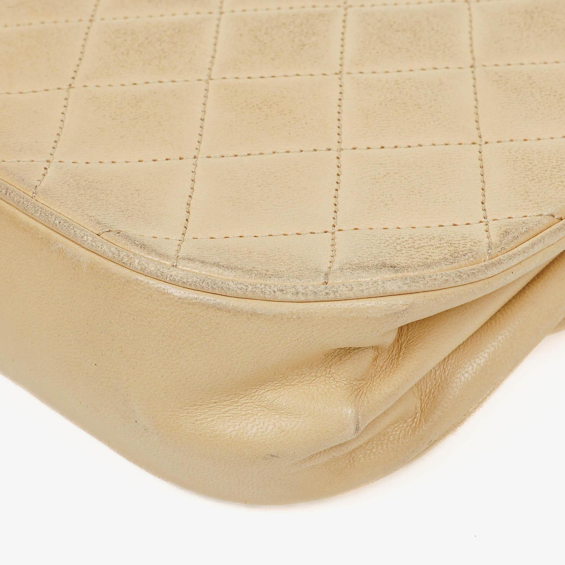 Chanel Classic Halbmond Double Flap Tasche aus beigem gestepptem Lammleder mit 24K vergoldeten Beschlägen