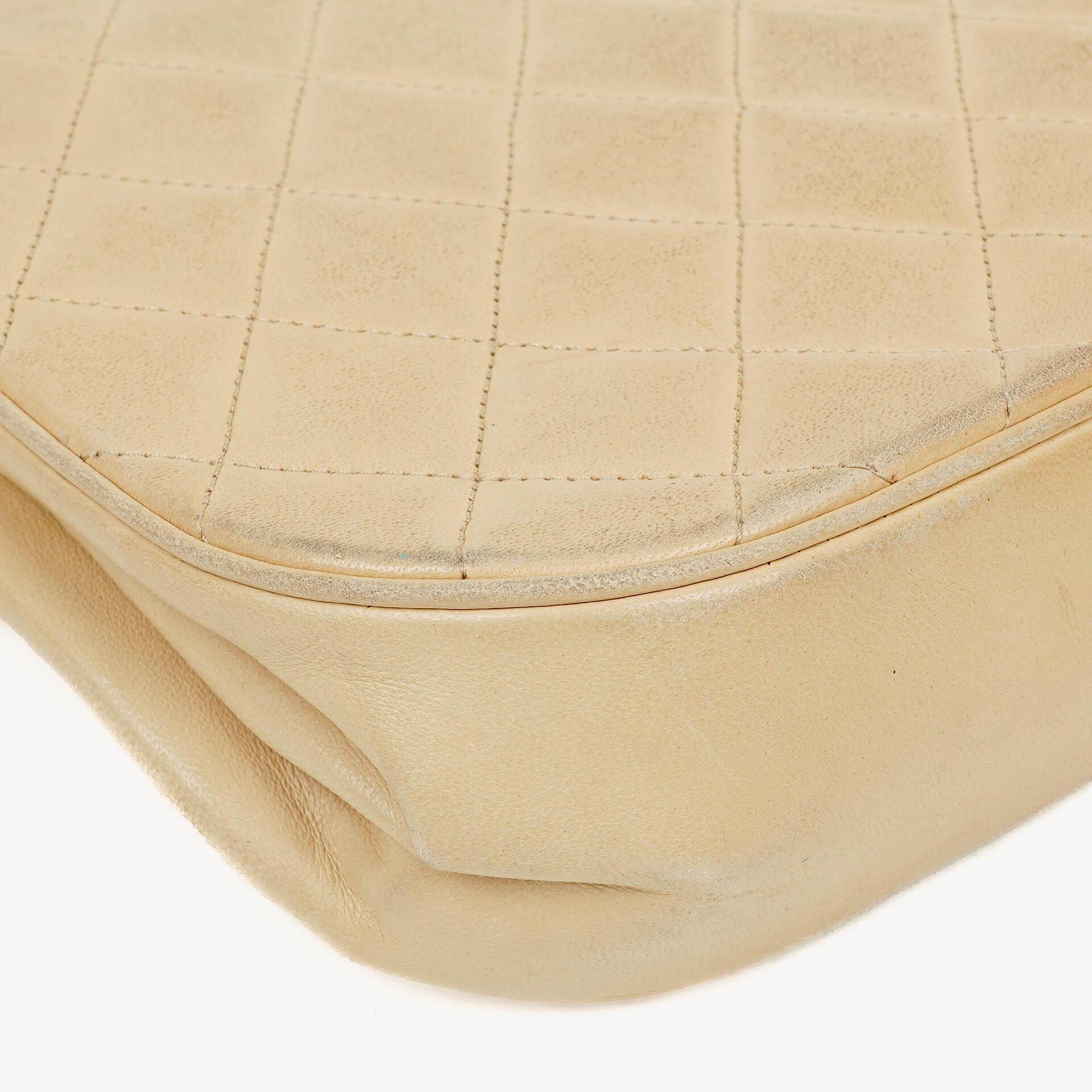 Chanel Classic Halbmond Double Flap Tasche aus beigem gestepptem Lammleder mit 24K vergoldeten Beschlägen