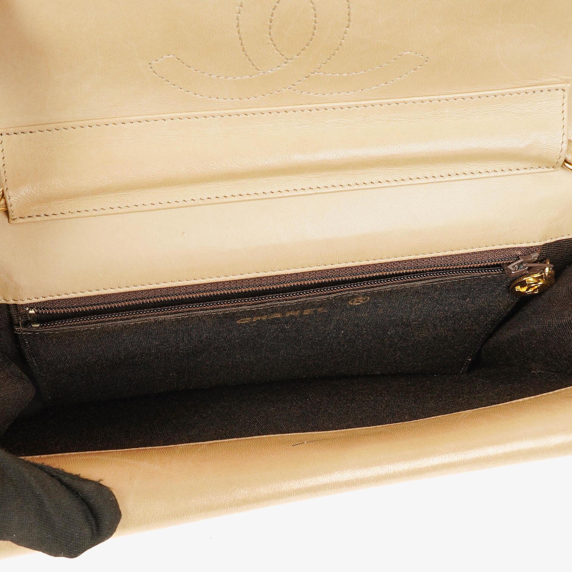 Chanel Classic Halbmond Double Flap Tasche aus beigem gestepptem Lammleder mit 24K vergoldeten Beschlägen