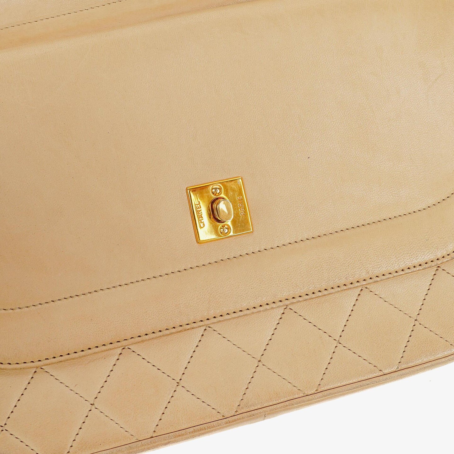 Chanel Classic Halbmond Double Flap Tasche aus beigem gestepptem Lammleder mit 24K vergoldeten Beschlägen