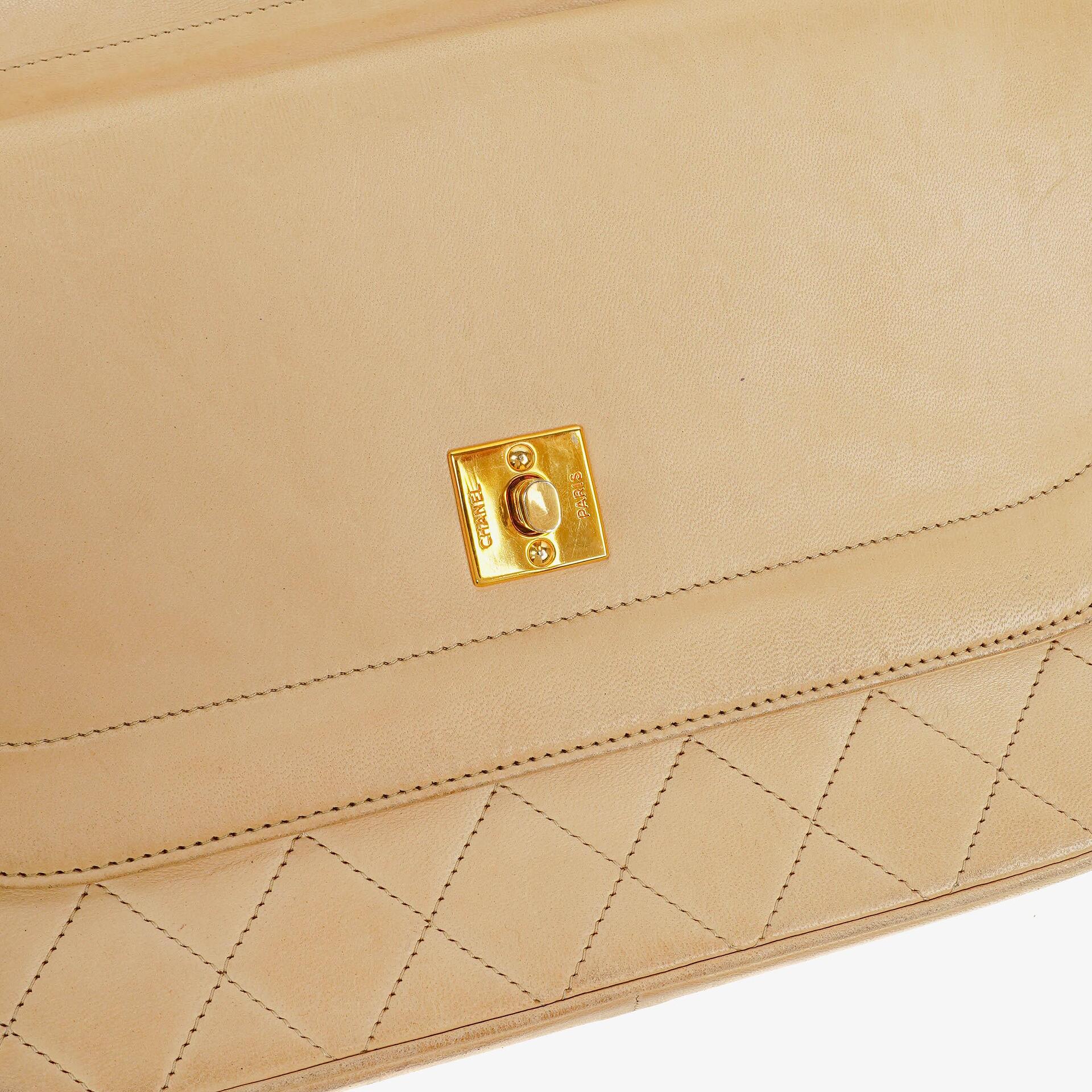 Chanel Classic Halbmond Double Flap Tasche aus beigem gestepptem Lammleder mit 24K vergoldeten Beschlägen