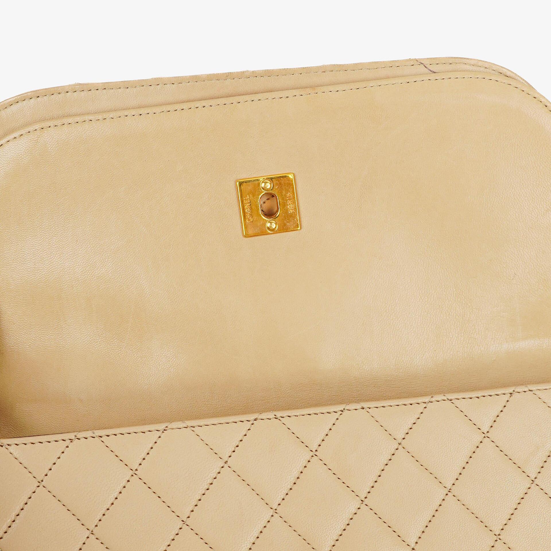 Chanel Classic Halbmond Double Flap Tasche aus beigem gestepptem Lammleder mit 24K vergoldeten Beschlägen