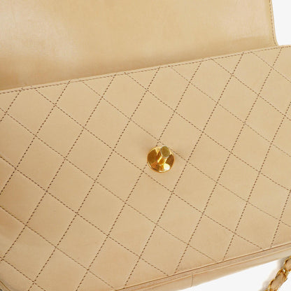 Chanel Classic Halbmond Double Flap Tasche aus beigem gestepptem Lammleder mit 24K vergoldeten Beschlägen