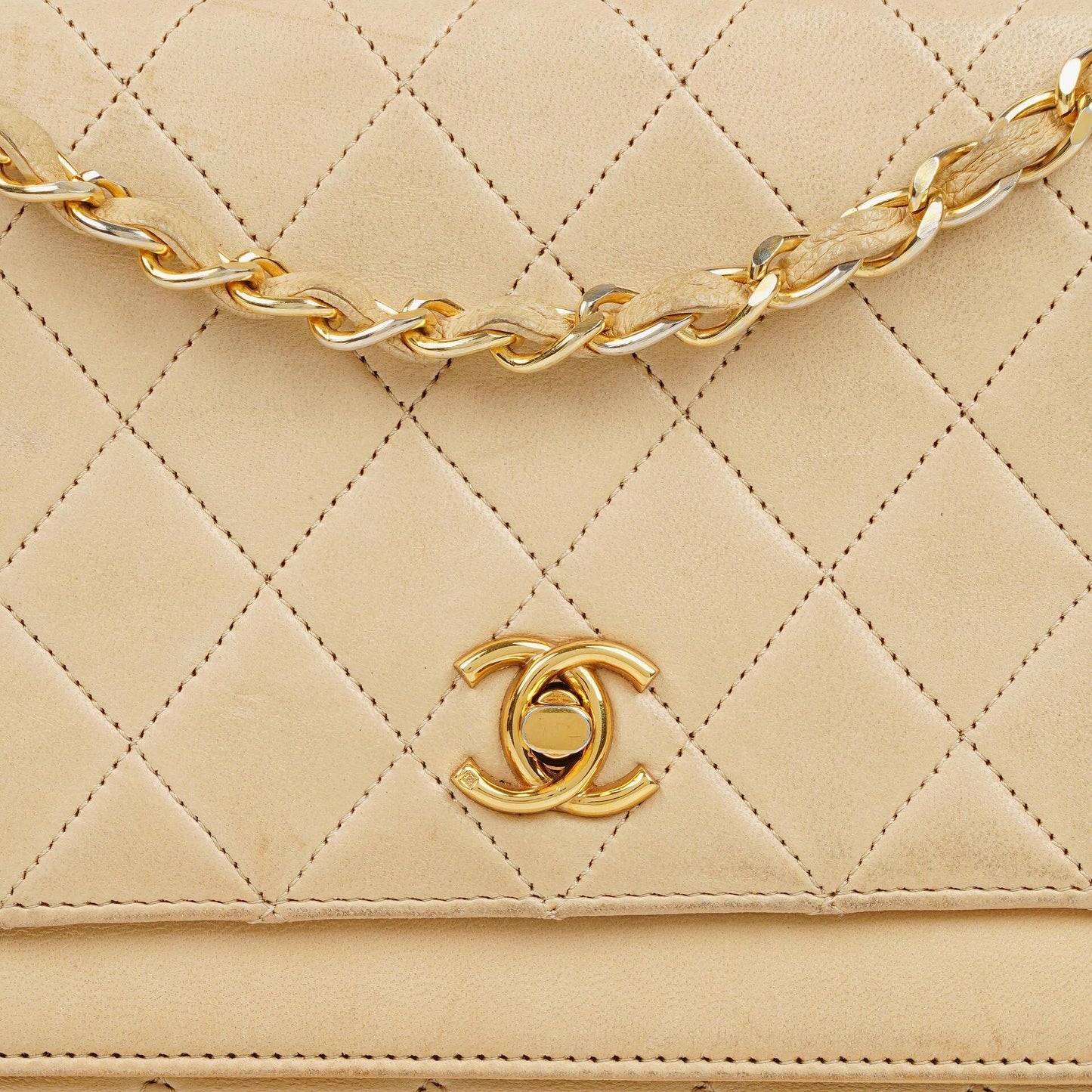 Chanel Classic Halbmond Double Flap Tasche aus beigem gestepptem Lammleder mit 24K vergoldeten Beschlägen