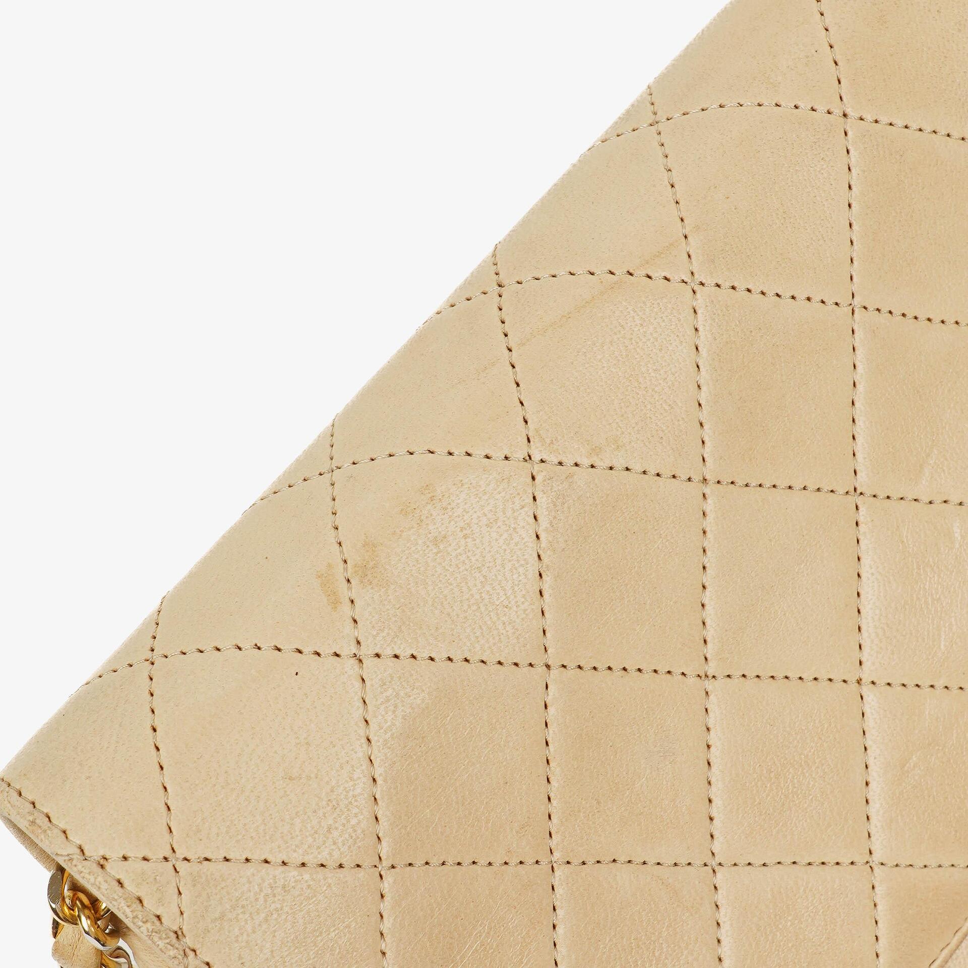 Chanel Classic Halbmond Double Flap Tasche aus beigem gestepptem Lammleder mit 24K vergoldeten Beschlägen