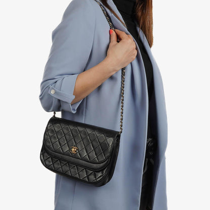 Chanel Classic Half Moon Double Flap Tasche aus schwarzem gestepptem Lammleder mit 24K vergoldeter Hardware