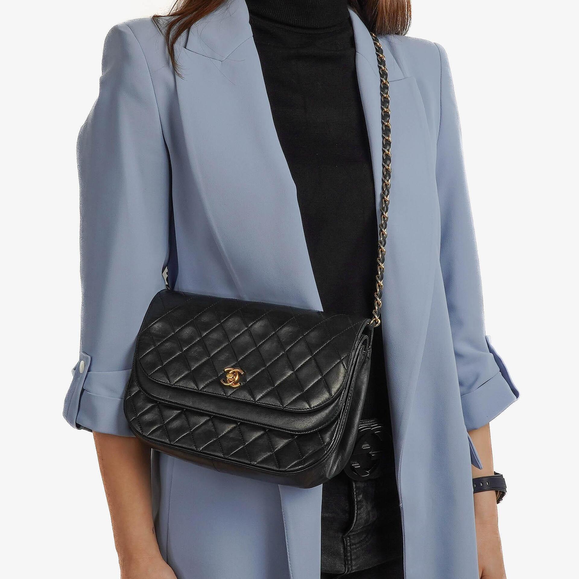 Chanel Classic Half Moon Double Flap Tasche aus schwarzem gestepptem Lammleder mit 24K vergoldeter Hardware