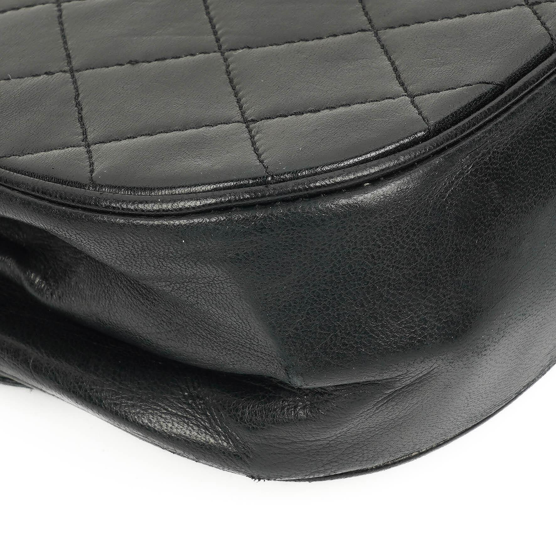 Chanel Classic Half Moon Double Flap Tasche aus schwarzem gestepptem Lammleder mit 24K vergoldeter Hardware
