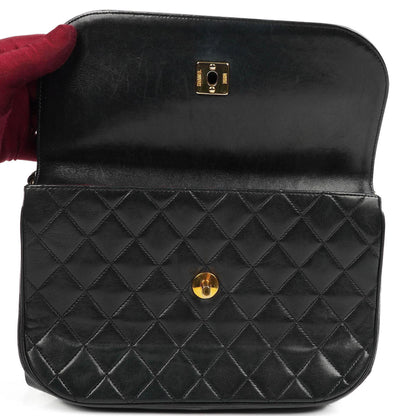 Chanel Classic Half Moon Double Flap Tasche aus schwarzem gestepptem Lammleder mit 24K vergoldeter Hardware