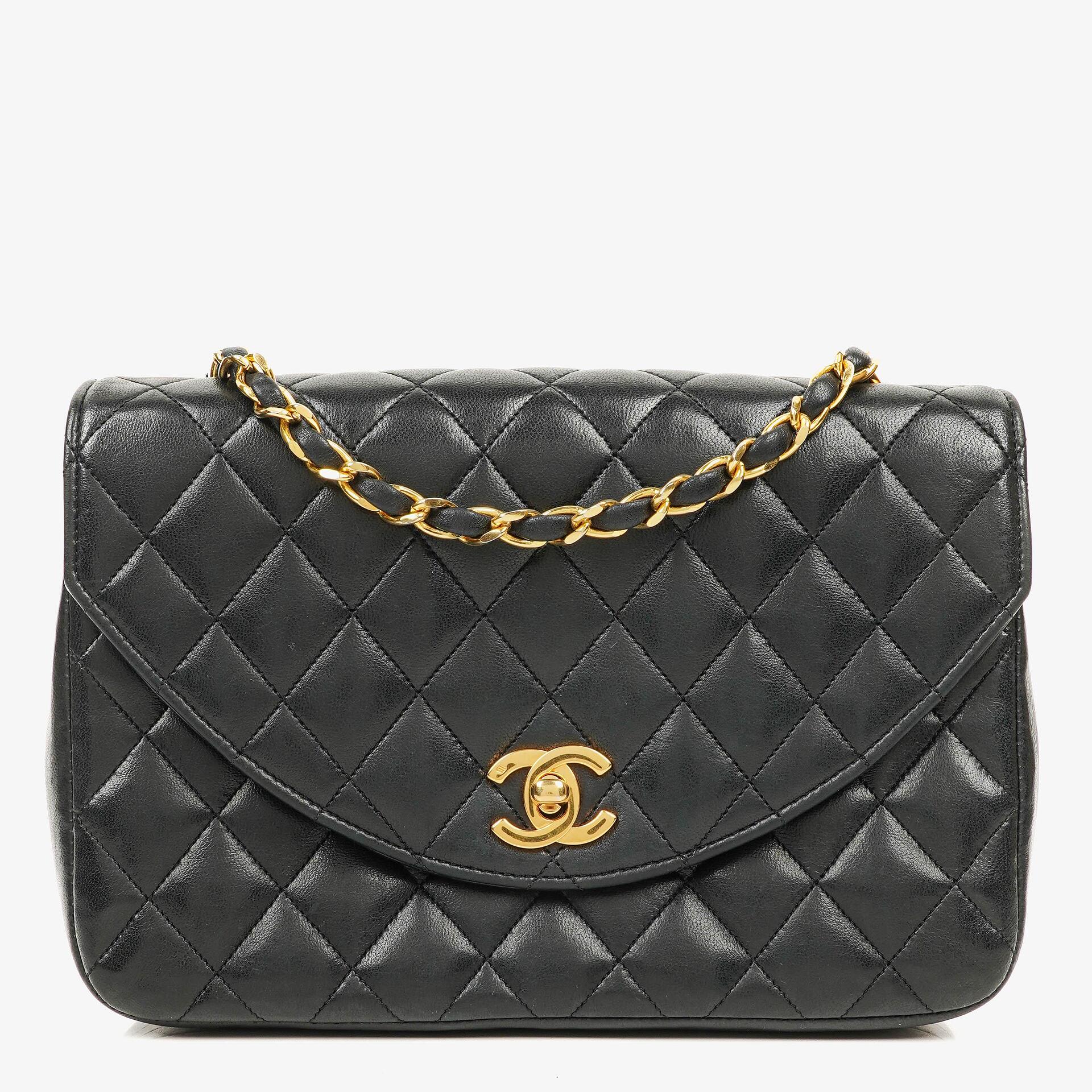 Chanel Classic Half Moon Single Flap Bag aus schwarzem gestepptem Lammleder mit 24K vergoldeten Beschlägen