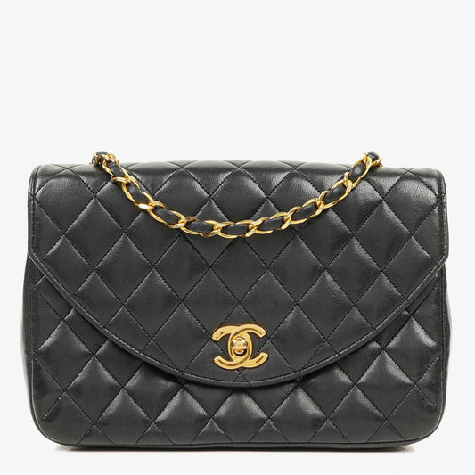 Chanel Classic Half Moon Single Flap Bag aus schwarzem gestepptem Lammleder mit 24K vergoldeten Beschlägen