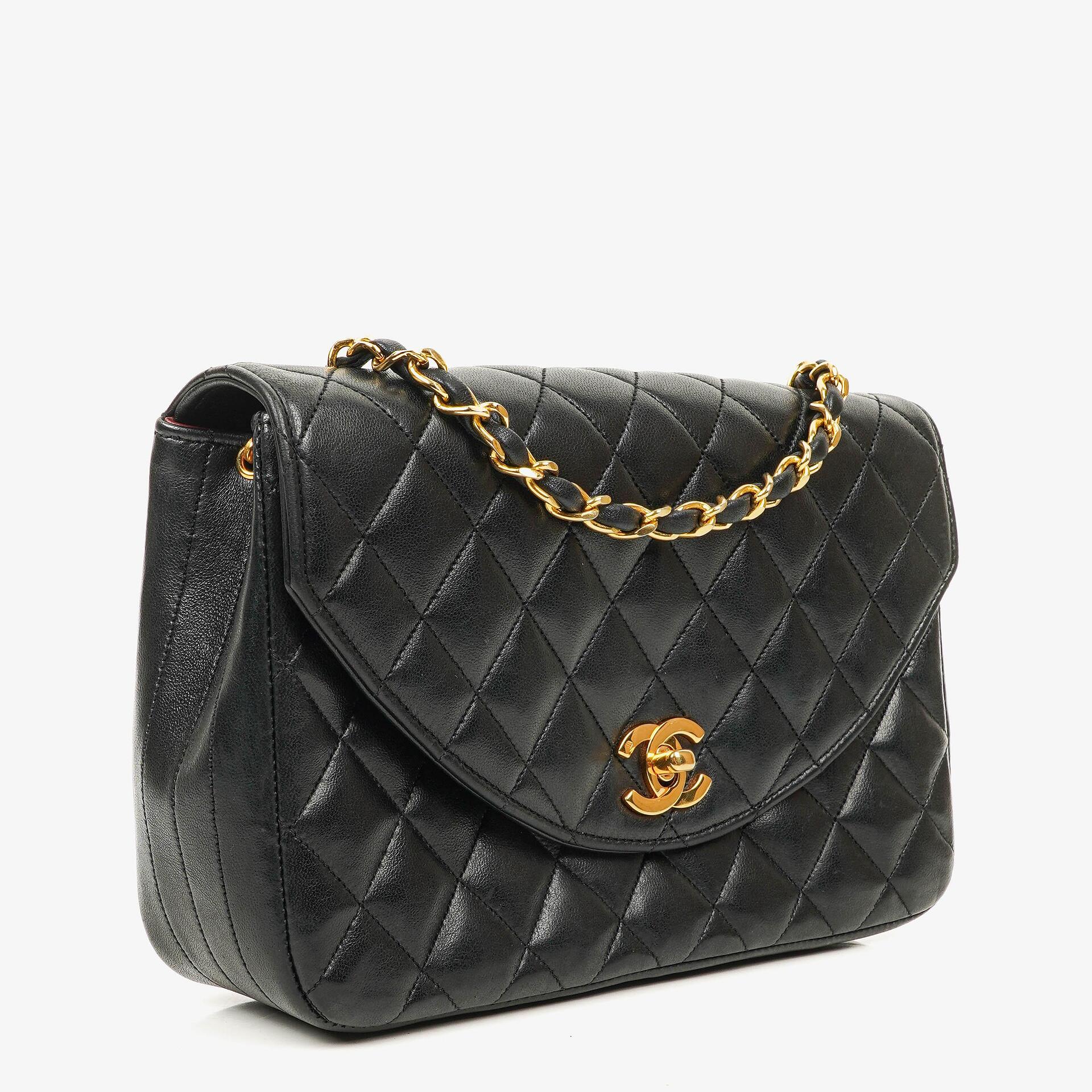 Chanel Classic Half Moon Single Flap Bag aus schwarzem gestepptem Lammleder mit 24K vergoldeten Beschlägen
