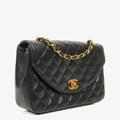 Chanel Classic Half Moon Single Flap Bag aus schwarzem gestepptem Lammleder mit 24K vergoldeten Beschlägen