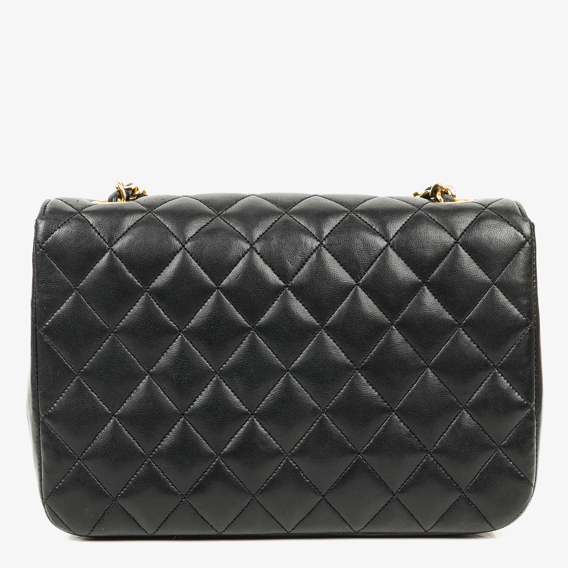 Chanel Classic Half Moon Single Flap Bag aus schwarzem gestepptem Lammleder mit 24K vergoldeten Beschlägen