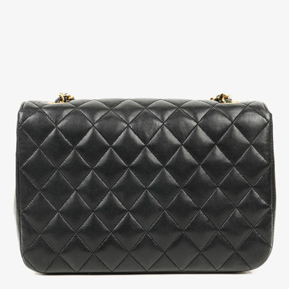 Chanel Classic Half Moon Single Flap Bag aus schwarzem gestepptem Lammleder mit 24K vergoldeten Beschlägen