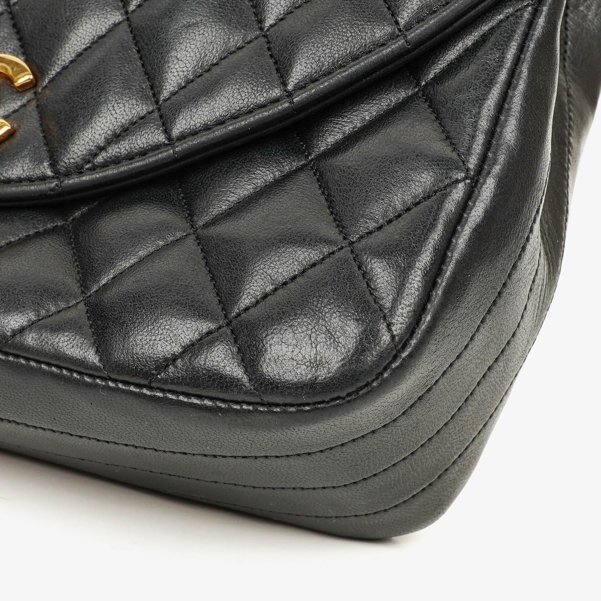 Chanel Classic Half Moon Single Flap Bag aus schwarzem gestepptem Lammleder mit 24K vergoldeten Beschlägen