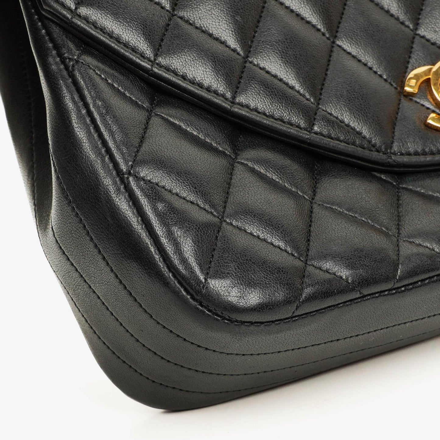 Chanel Classic Half Moon Single Flap Bag aus schwarzem gestepptem Lammleder mit 24K vergoldeten Beschlägen