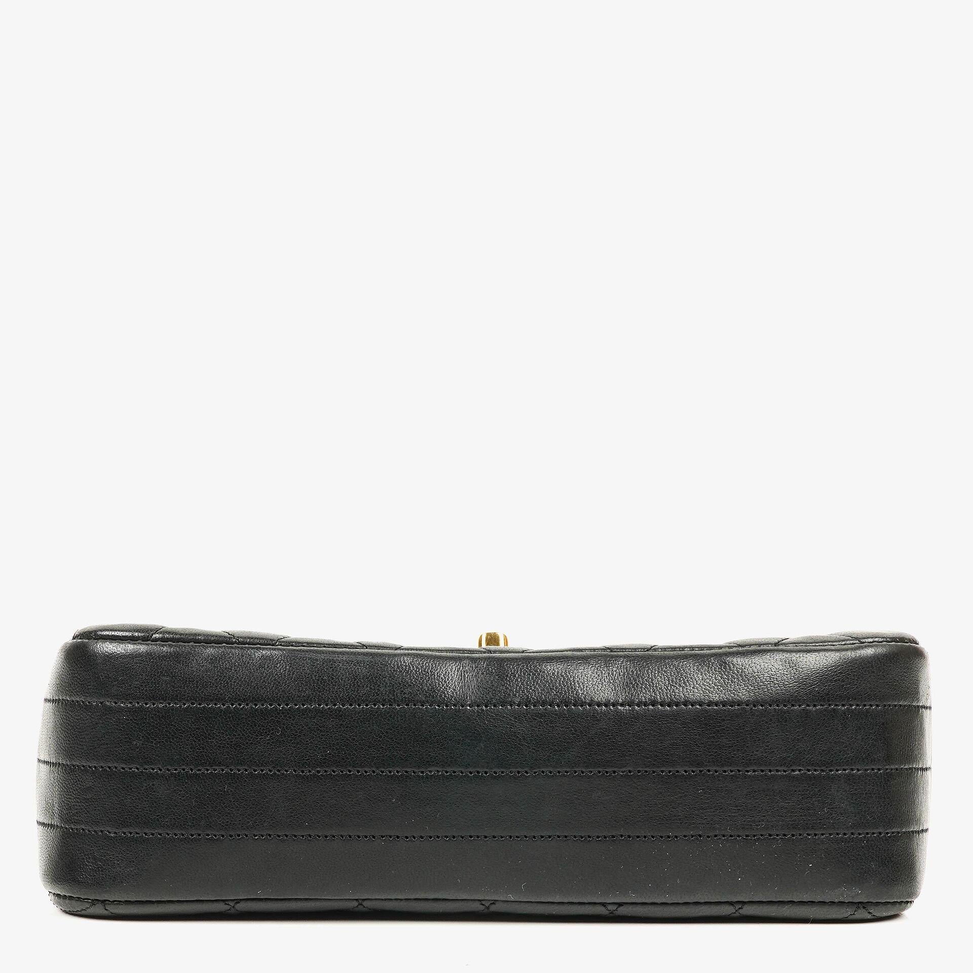 Chanel Classic Half Moon Single Flap Bag aus schwarzem gestepptem Lammleder mit 24K vergoldeten Beschlägen