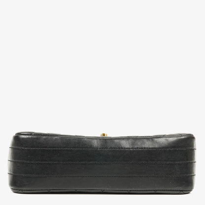 Chanel Classic Half Moon Single Flap Bag aus schwarzem gestepptem Lammleder mit 24K vergoldeten Beschlägen