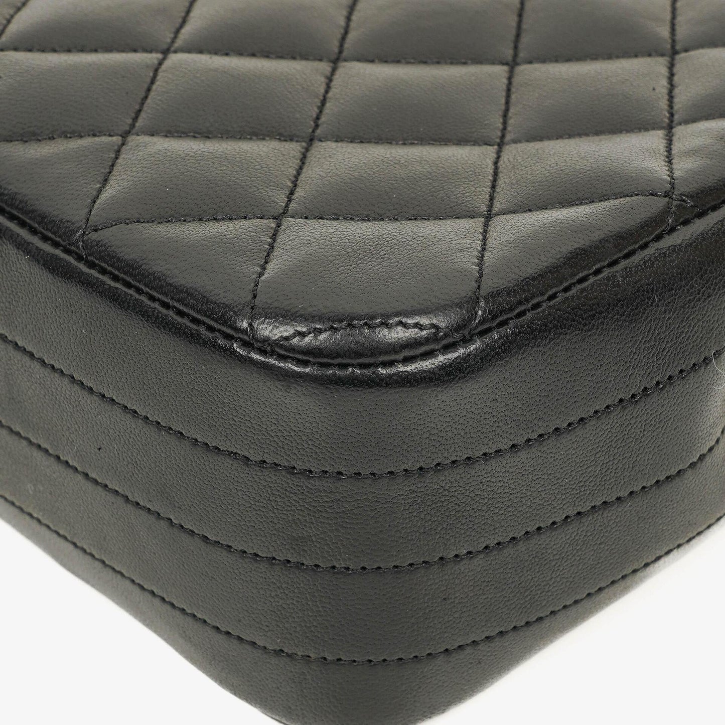 Chanel Classic Half Moon Single Flap Bag aus schwarzem gestepptem Lammleder mit 24K vergoldeten Beschlägen