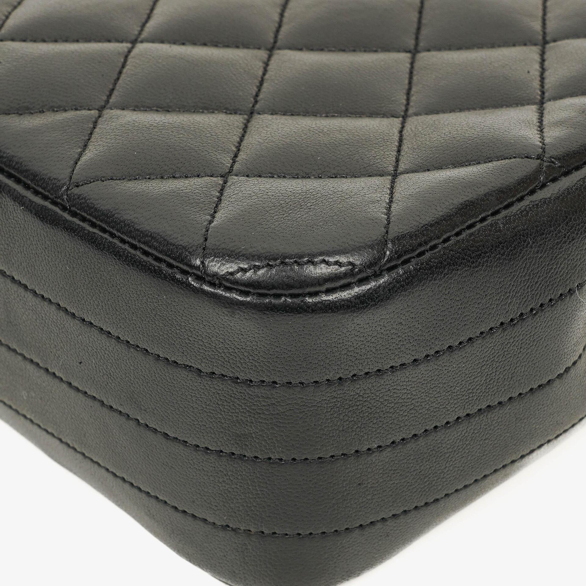 Chanel Classic Half Moon Single Flap Bag aus schwarzem gestepptem Lammleder mit 24K vergoldeten Beschlägen